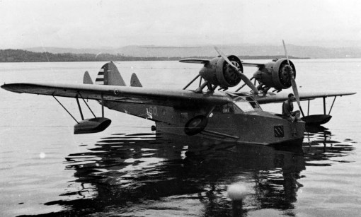 Douglas_OA-3_Dolphin_in_water_1930s.jpg